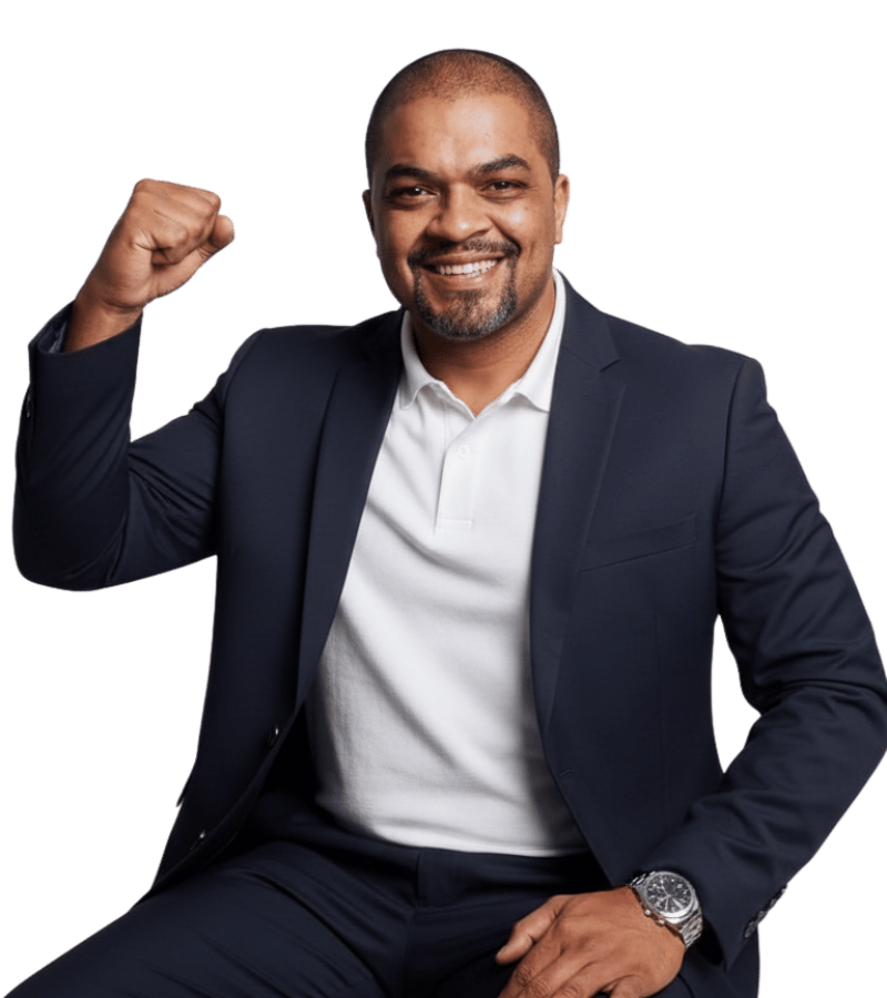 Diego Elias sentado e comemorando